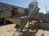 l'image d'une machine posée dans la terre
