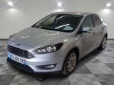 la voiture argentée est garée sur un sol en damier dans le garage