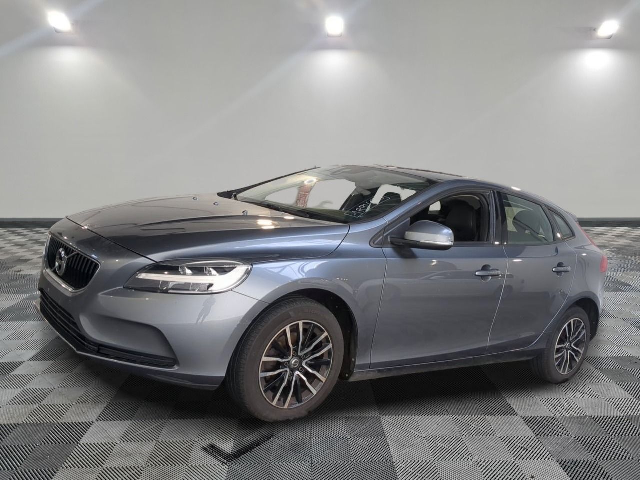VOLVO - V40 D2 120 MOMENTUM - GO - Mise en service: 18/07/2017 - Véhicule et carte grise Belge euro 6 Nous vous propo...