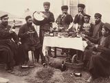 un groupe de personnes assises autour d'une table avec de la nourriture