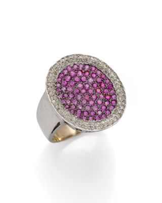 une bague en saphir rose et diamant