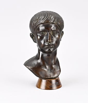 buste en bronze d'un jeune garçon sur un socle en bois
