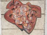 une peinture représentant une pizza en forme de cœur accrochée au mur