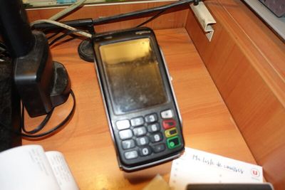 un téléphone portable posé sur un bureau à côté d'un livre ouvert