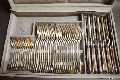 une boîte contenant tout un assortiment d'argenterie