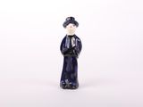 figurine bleue et blanche d'un homme en costume-cravate