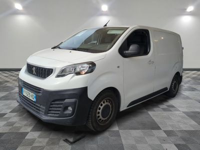 la photo d'une camionnette blanche sur un sol en damier