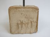 un bloc de pierre sur lequel est sculpté un homme et un cheval