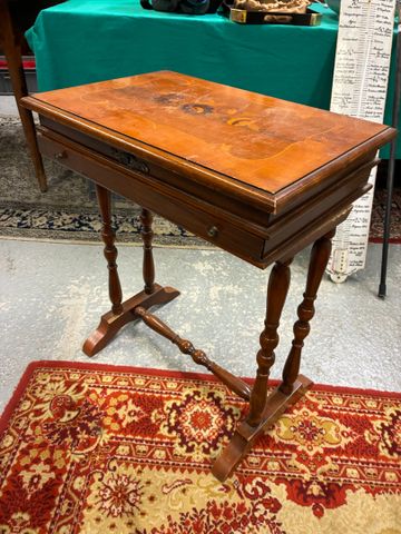 Petite table travailleuse de style Louis-Philippe ouvrant à un ti