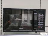 un micro-ondes posé sur une étagère dans un magasin