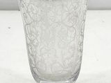 un vase en verre posé sur une table