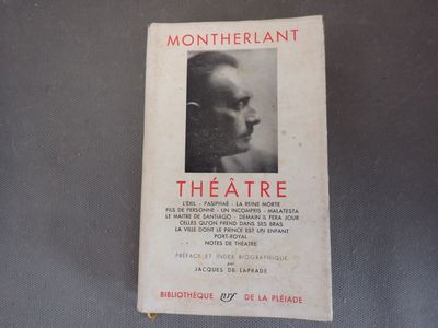 un livre sur lequel figure la photo du visage d'un homme