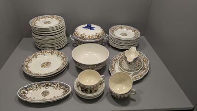 beaucoup d'assiettes et de tasses sur la table