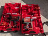 deux outils rouges dans un coffret rouge posé par terre
