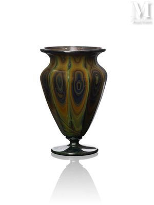 un vase en verre posé sur un support