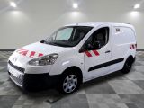 la photo d'une camionnette blanche garée dans une pièce
