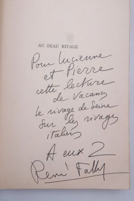 un livre ouvert, sur lequel est inscrit un poème écrit à la main, posé sur une table
