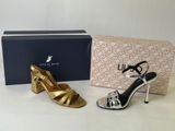 paire de sandales à talons hauts pour femme, dorées et argentées, avec leur boîte