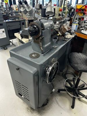 une machine placée au milieu d'une pièce