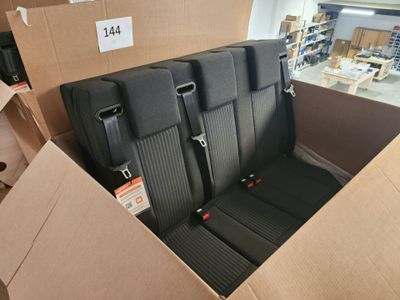 une boîte en carton contenant quatre sièges