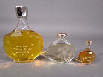 deux flacons de parfum posés l'un à côté de l'autre sur une table