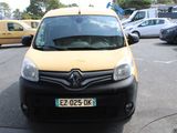 une camionnette jaune garée sur un parking à côté d'autres voitures
