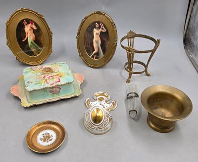 un grand nombre d'objets posés sur une table