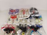de nombreux types de chaussures différents sur la table