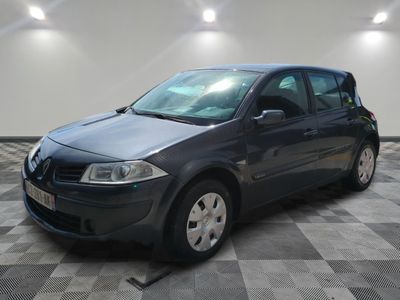 la photo d'une voiture garée dans un garage