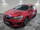 une voiture rouge garée dans un garage au sol en damier
