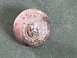 un gros plan d'un objet métallique posé sur une surface verte