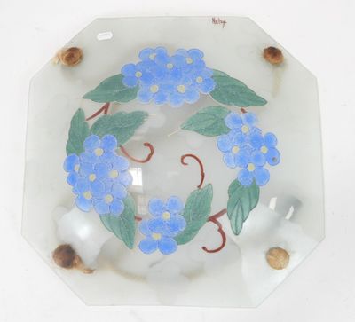 une plaque de verre ornée d'un motif floral bleu