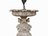 un oiseau perché au sommet d'une fontaine, sur fond blanc