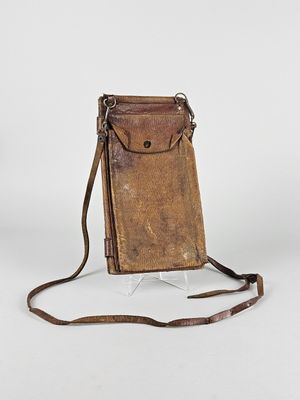 un étui de téléphone en cuir marron, muni d'une lanière, sur fond blanc