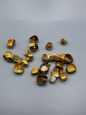 un gros plan sur un tas de boutons dorés posés sur une table