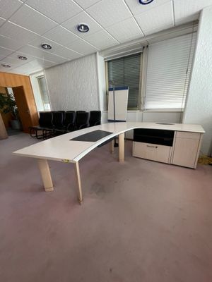 un bureau vide avec un bureau et des chaises à l'intérieur