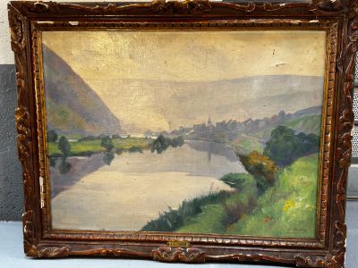 une peinture à l'huile représentant un paysage fluvial avec des montagnes en arrière-plan
