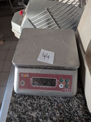 une photo d'une balance de cuisine posée sur un plan de travail