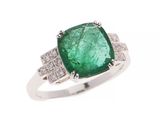 une bague en émeraude et diamant