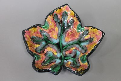 Coupe vide poche formant feuille en céramique vernissée et p…