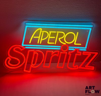 une enseigne au néon rouge et bleue sur laquelle on peut lire « aprtrol » et « spritz »