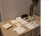 une table sur laquelle se trouvent de nombreux papiers et un téléphone