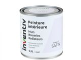le pot de peinture est posé sur une surface blanche