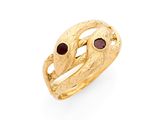 une bague en or sertie de grenats