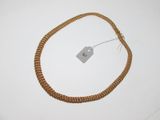 un collier muni d'une étiquette, posé sur une surface blanche