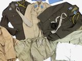 beaucoup de vêtements étalés par terre
