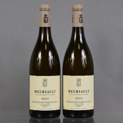 deux bouteilles de vin posées l'une à côté de l'autre sur une table