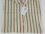 une chemise rayée rose et verte avec une étiquette dessus
