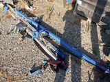 un vélo posé par terre à côté d'une clôture