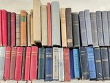 une pile de livres empilés sur une étagère
